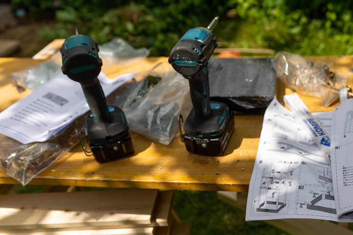 Bohrmaschine und Akkuschrauber auf Tisch