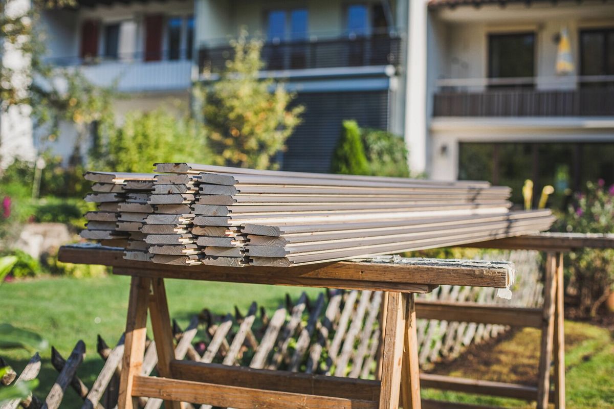 Das Gartenhaus Venlo von Wolff Finnhaus wird aus einzelnen Holzbohlen zusammengesetzt.