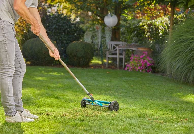 Mit dem Gardena Vertikutierer-Aufsatz können Sie den rasen einfach von Hand belüften