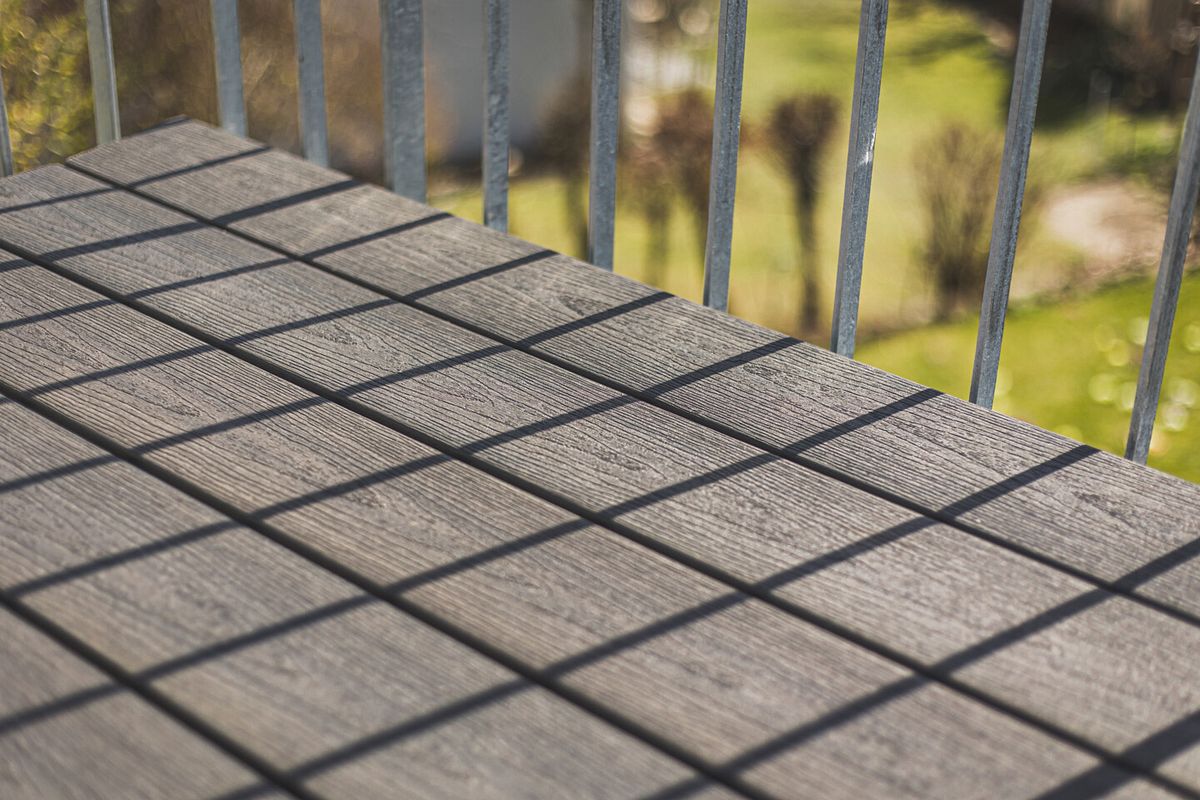 Die WPC-Terrassendielen in Holzoptik sind täuschend echt, jedoch bietet der Verbundstoff weitere Vorteile