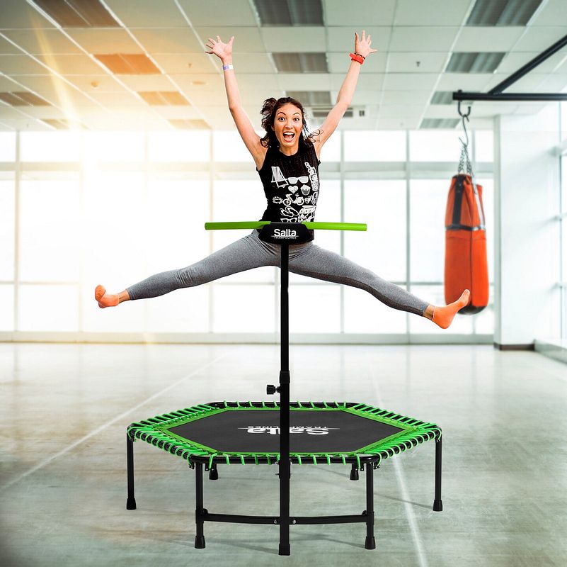 Frau springt auf Trampolin und hat Freude