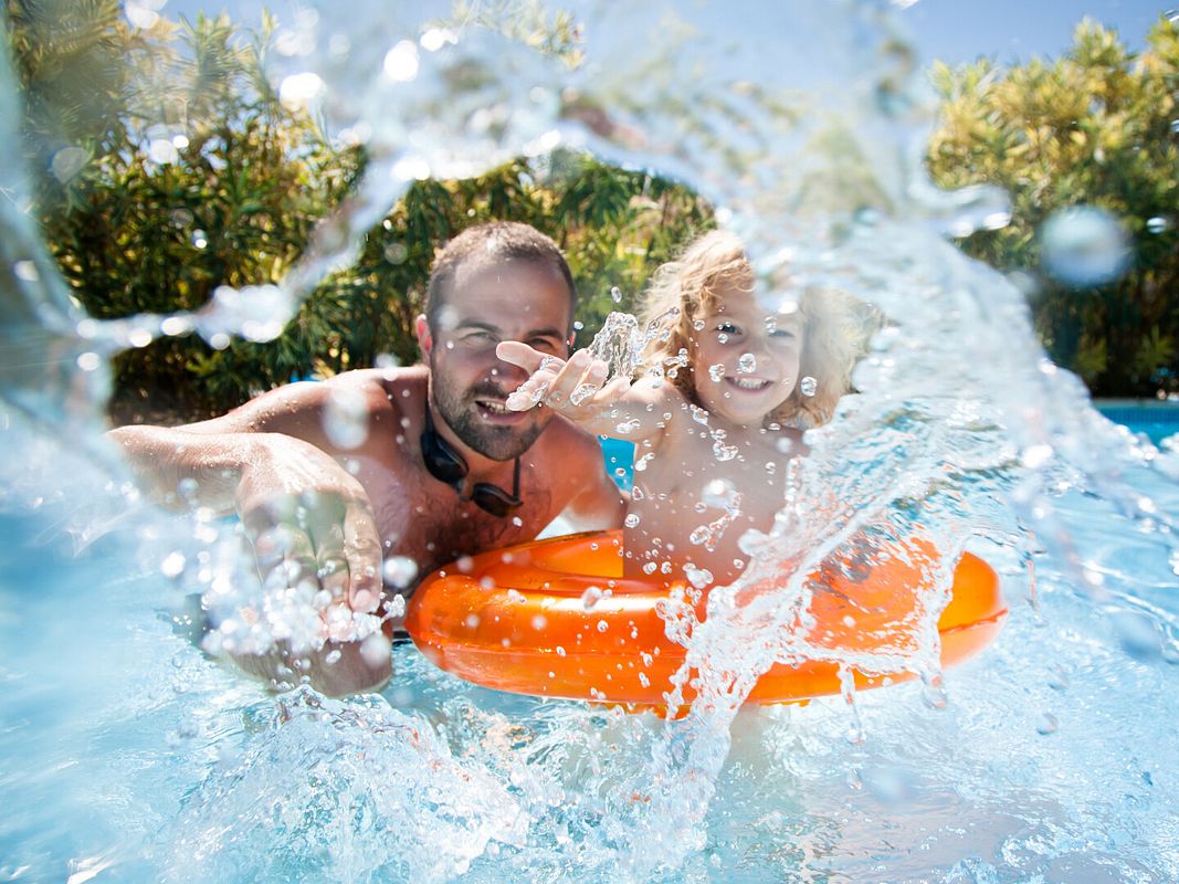 Im eigenen Pool können selbst die kleinen Kinder ausgelassen planschen