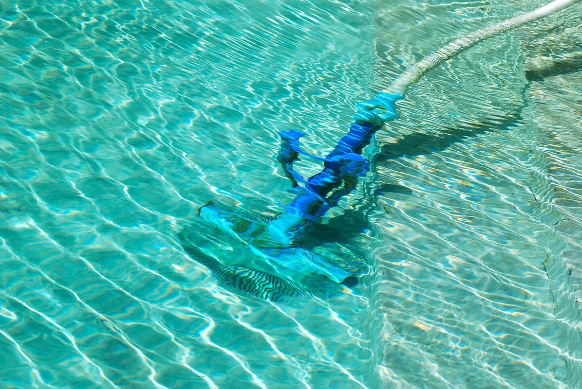 Poolreinigung mit einem Poolsauger