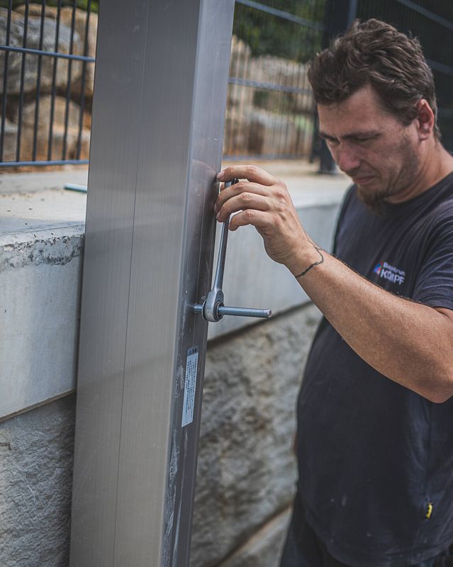 Die Pfosten müssen mit der Mauer verankert werden
