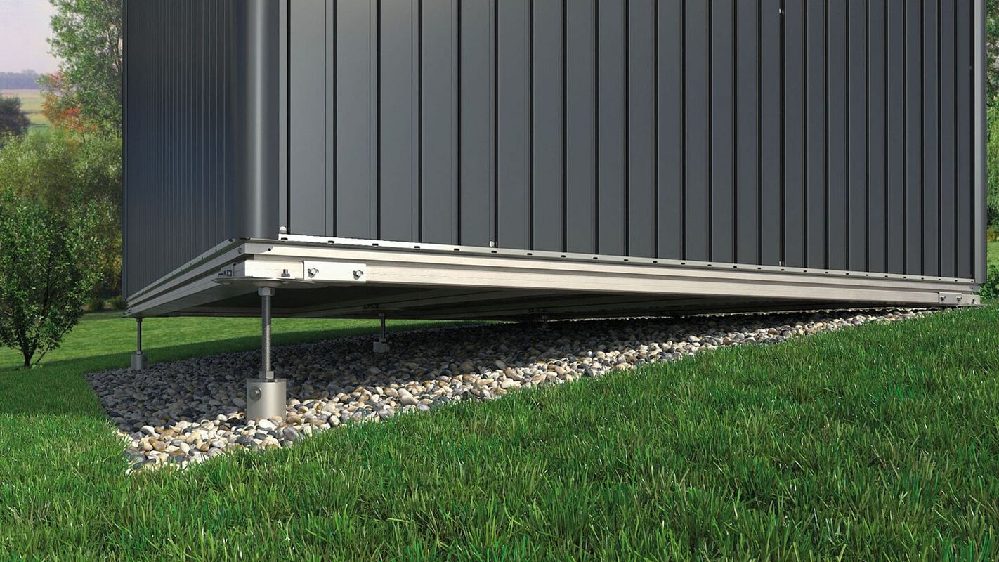 Das SmartBasePLUS Erdschraubenfundament für die Metallgerätehäuser von Biohort gleicht Bodengefälle und Unebenheiten aus