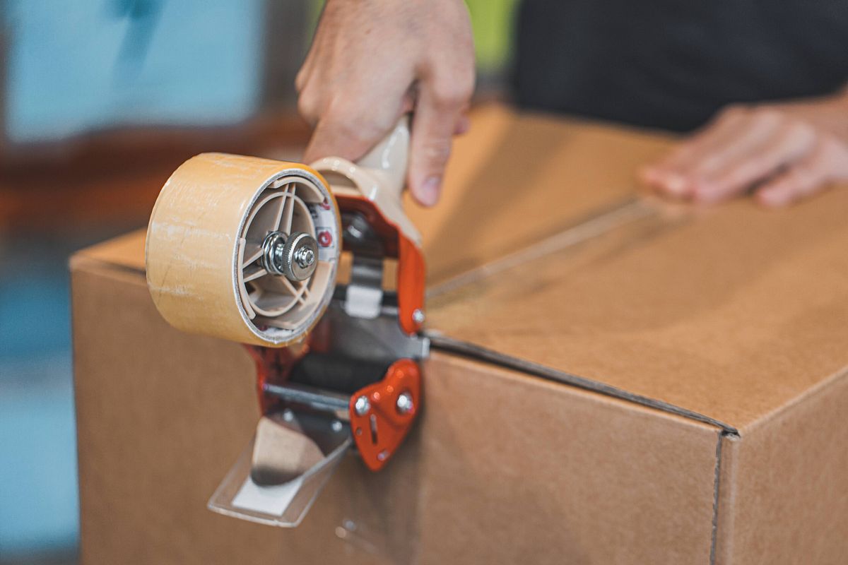 Ihr Paket wird sorgfältig verpackt und für den Versand vorbereitet.