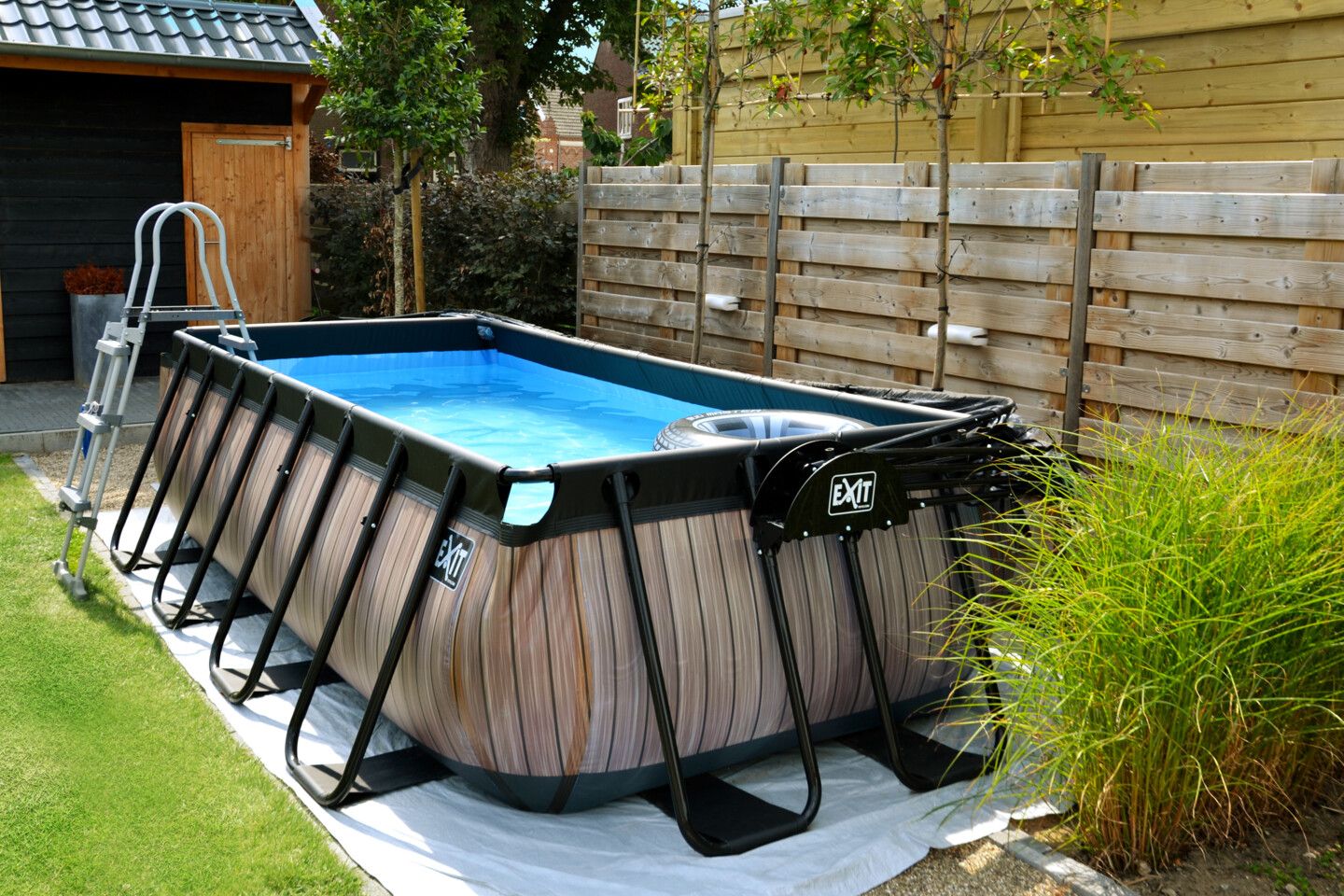 Großer Frame Pool mit einem stabilen Metallrahmen