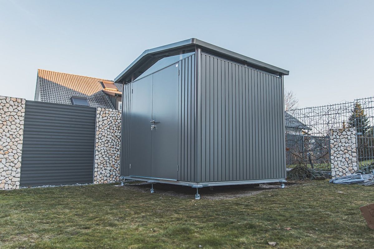 Biohort Panorama Gerätehaus mit Doppeltür auf SmartBase Plus Erdschrauben Fundament