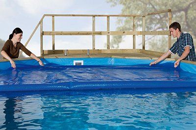 Pool wird mit Plane abgedeckt