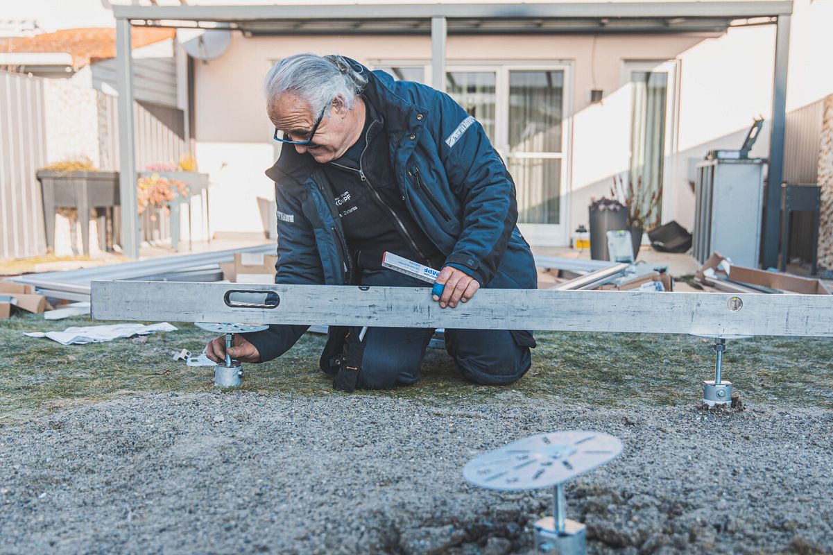 Die Montageplatten werden mit einer Wasserwaage ins Lot gebracht. Die Höhe kann individuell mit der Schraube eingestellt werden.
