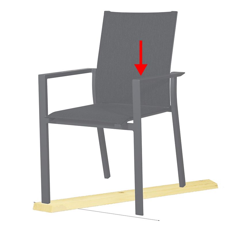 Gartenstuhl diagonal auf Holzlatte gestellt 