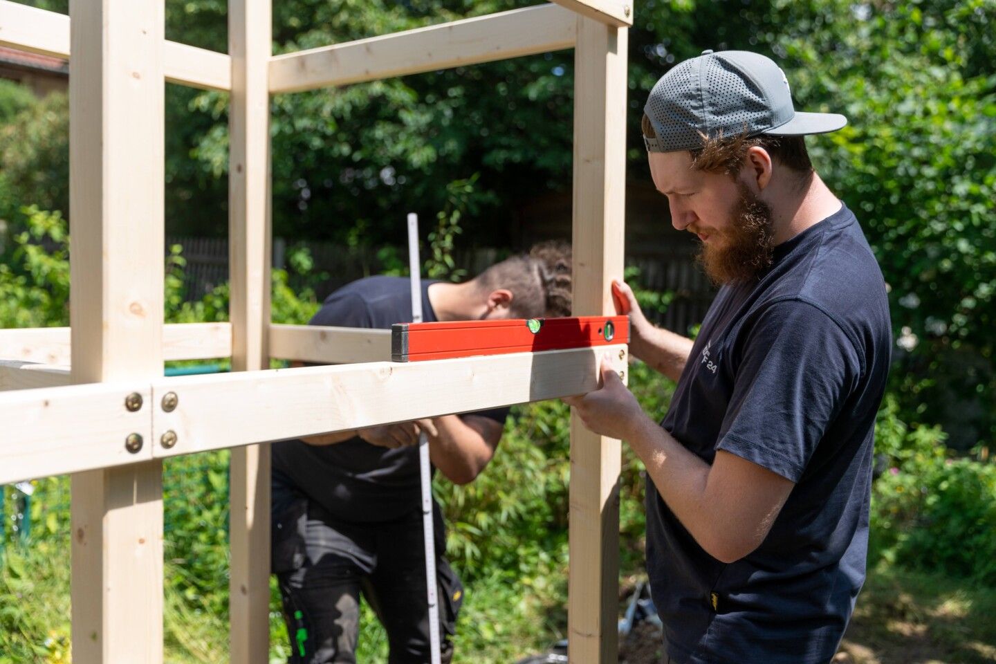 Vor dem Betonieren müssen Sie sicher gehen, dass das Gerüst überall waagerecht steht