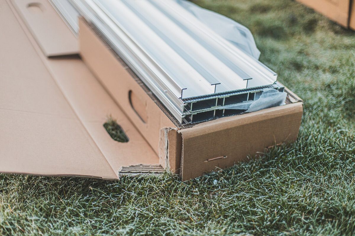 Die Aluprofile des SmartBase Fundaments von Biohort sind in einem separaten Packet verpackt