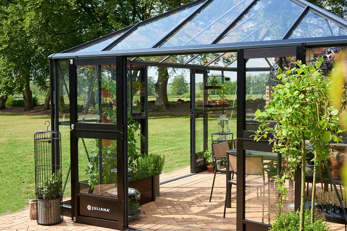 Ein Wohnzimmer im Garten: Ein Gewächshaus kann nicht nur zur Bepflanzung dienen. Genießen Sie den ungehinderten Ausblick