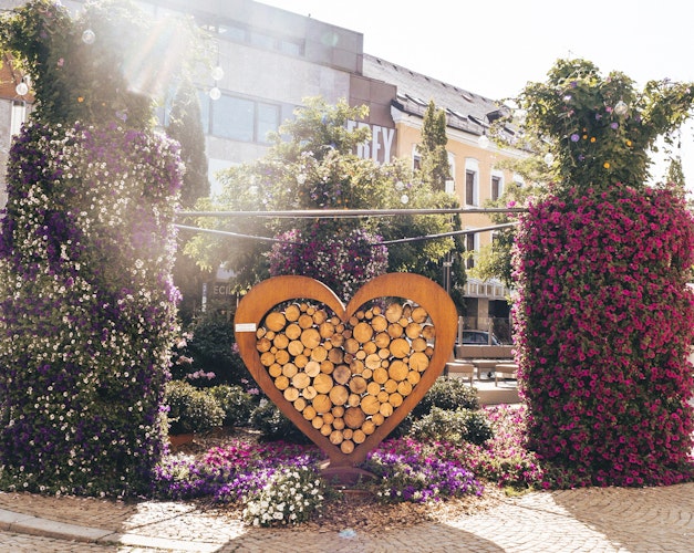 Badeko Herz Holzregal 200 cm in Edelrostoptik – Inkl. LED-Beleuchtung