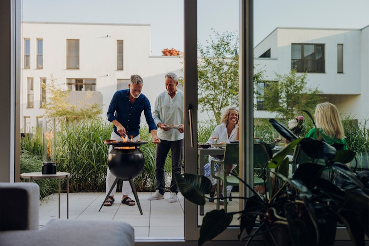 höfats MOON 45 All Black Plancha-Grillset mit hohem Fuß