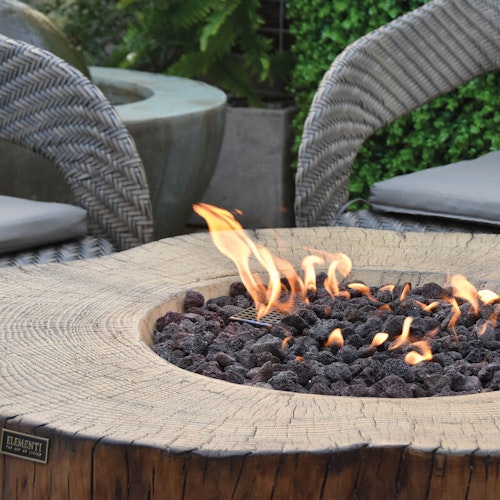 Gardenforma Sitzgruppen -Set: Gas Feuerstelle Manchester aus Faserbeton in Baumstammoptik, redwood & 4x Hocker