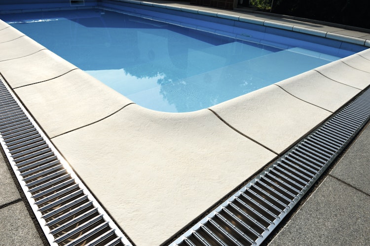 WESERWABEN® Pool- / Beckenrandsteine gewölbt - Aquitaine Betonweiß