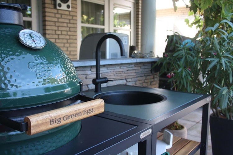 Big Green Egg Arbeitsplatte schwarz mit Ausschnitt für Spülbecken