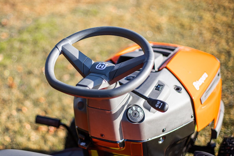 Husqvarna Rasentraktor TC 138 - mit gratis Abdeckhaube