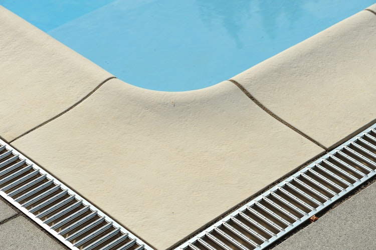 WESERWABEN® Pool- / Beckenrandsteine gewölbt - Aquitaine Betonweiß