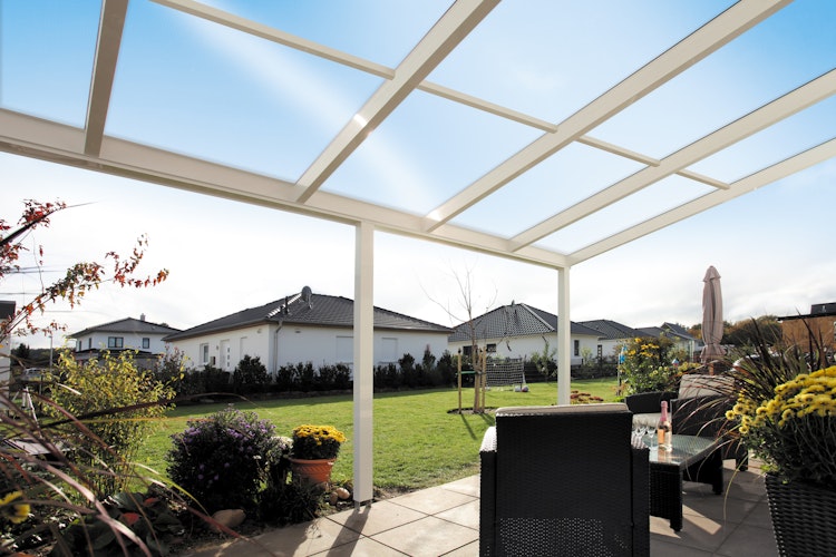 Skan Holz Aluminium Terrassenüberdachung Monza Breite 648 cm mit Echtglas-Dach