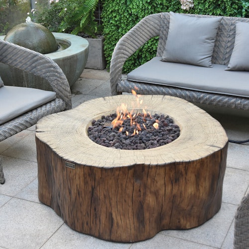 Gardenforma Sitzgruppen -Set: Gas Feuerstelle Manchester aus Faserbeton in Baumstammoptik, redwood & 4x Hocker