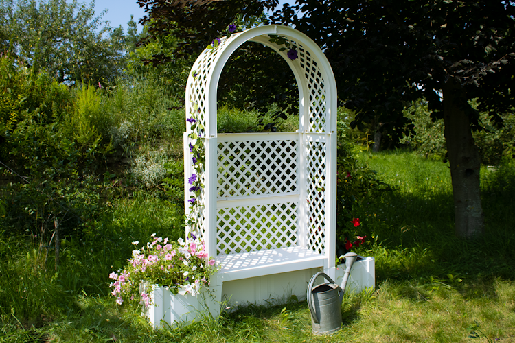 KHW Gartenbank Amsterdam mit Rosenbogen und Spalier