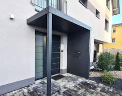 Gutta Rechteckvordach BS Plus XL 250 Sonderfarbe und Sondermaß mit Pfosten, Seitenteil & Briefkasten (neues Modell)