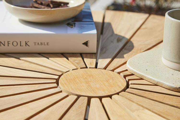 Cinas Balkon-Set ELLEN, Kaffeetisch Ø 80 cm + 2 Sessel, Aluminium Weiß / Teak