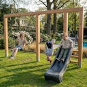 Vorschaubild EXIT Linea Massiv 140 doppelte Holz-Schaukel mit Reckstange und Rutsche