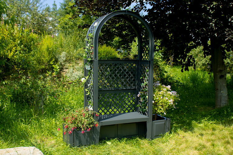KHW Gartenbank Amsterdam mit Rosenbogen und Spalier