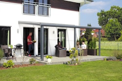 Skan Holz Aluminium Terrassenüberdachung Monza Breite 648 cm mit Echtglas-Dach