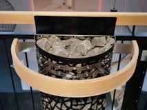 Infraworld Reling für Saunaofen Atlas Wall (halbrund, in Zeder mit Halterung)Zubehörbild