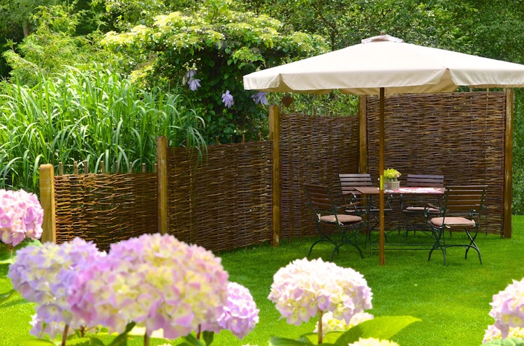 T&J ASO Weidengeflechtzaun auf Haselnußruten