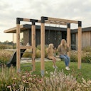 Vorschaubild EXIT Holz-Monkeybar Linea Robust 110 mit Doppelschaukel, Rutsche und Reckstange