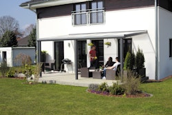 Skan Holz Aluminium Terrassenüberdachung Monza Breite 434 cm mit Echtglas-Dach