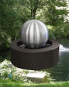 Vorschaubild Gardenforma Wasserspiel mit Edelstahl-Kugel 35 cm, Rattanumrandung, Pumpe und LED