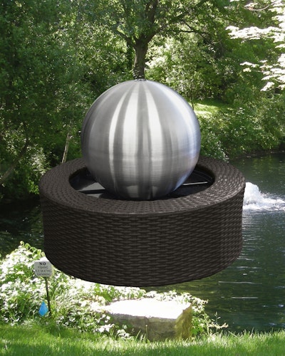 Gardenforma Wasserspiel mit Edelstahl-Kugel 35 cm, Rattanumrandung, Pumpe und LED