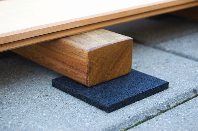 Feuchtigkeitssperre / Gummigranulat Unterleg-Pads für Gartenhäuser 24 Stück