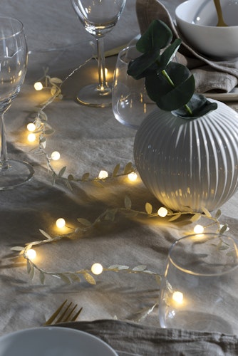 Konstsmide Weihnachtsbeleuchtung  LED Lichterkette goldene Blättern und Perlen