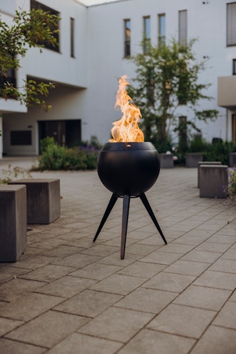 höfats MOON 45 All Black Feuerschale mit hohem Fuß