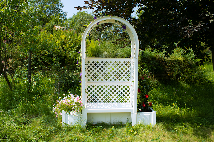 KHW Gartenbank Amsterdam mit Rosenbogen und Spalier