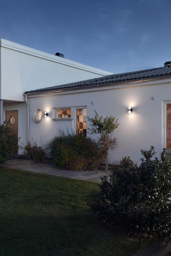 Konstsmide Wandleuchte Modena, schwarz, opalfarbenes Acrylglas (7522-750)