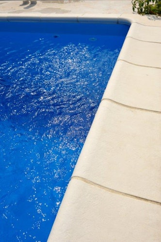 WESERWABEN® Pool- / Beckenrandsteine gewölbt - Aquitaine Betonweiß