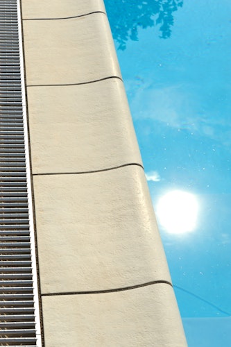 WESERWABEN® Pool- / Beckenrandsteine gewölbt - Aquitaine Betonweiß