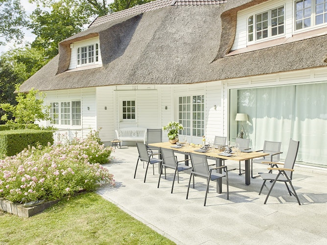 Diamond Garden Stapelstuhl VALENCIA, Edelstahl Dunkelgrau / Sunproof Sling Schwarz/Silber / Teak-Armlehnen